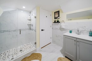Shower, hair dryer, towels, soap - 14/2-SPRING GETAWAY EARLY BIRD 10% Spacious 5-bedroom apartment in Milton (Milton)