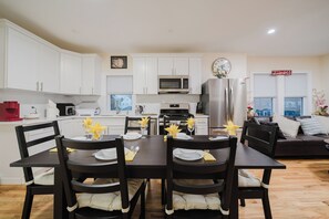 Dining - 14/2-SPRING GETAWAY EARLY BIRD 10% Spacious 5-bedroom apartment in Milton (Milton)