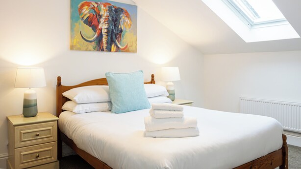 2 bedrooms, iron/ironing board, WiFi, bed sheets - The Burton - 2 Bed Apartment with Secure Parking (West Didsbury)