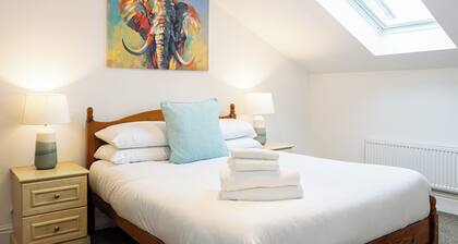 The Burton - 2 Bed Apartment with Secure Parking