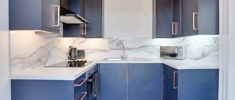 ثلاجة، ميكروويف، فرن، موقد طهي مسطح