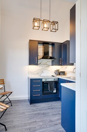 Een koelkast, een microgolfoven, een oven, een kookplaat