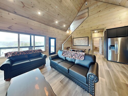 Perfect cabin for two couples! Indoor pool, hot tub + king beds!