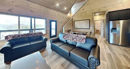 Perfect cabin for two couples! Indoor pool, hot tub + king beds!