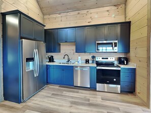 Kjøleskap, mikrobølgeovn, ovn og kokeplater