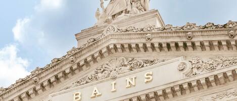 Vista frontal de la propiedad