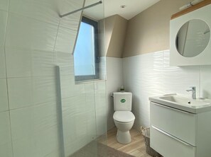 Dusche, Haartrockner, Handtücher, Toilettenpapier