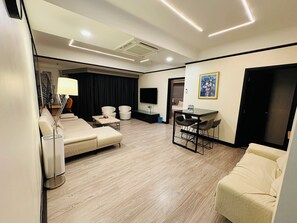 Chambre supérieure double, vue sur la ville | Aire de séjour | Téléviseur à écran plat de 32 po avec télévision par câble
