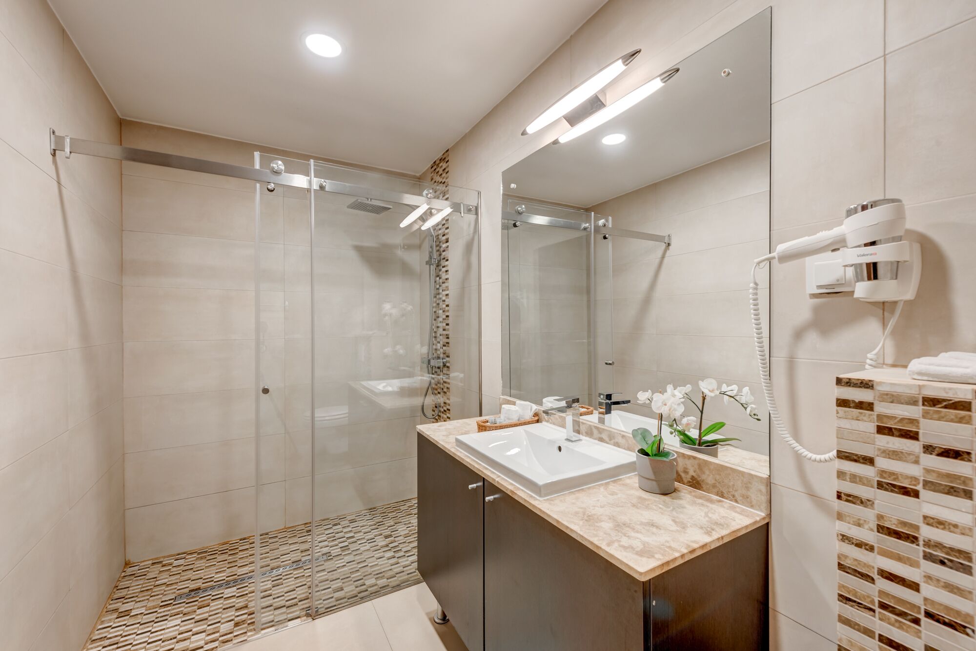 Luxe driepersoonskamer, balkon | Gratis wifi