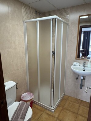 Chambre Quadruple, vue mer | Salle de bain