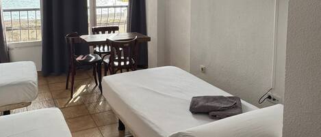 Vierpersoonskamer, uitzicht op zee | Gratis wifi