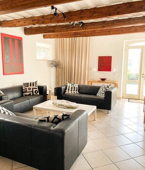 Smart-TV, Kamin, DVD-Player, Bücher