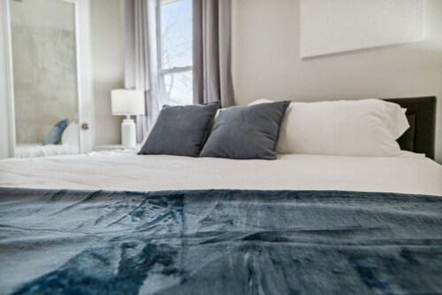 Cozy Family spot near Great Lake Lakes Naval Base!