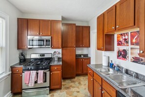 Een koelkast, een microgolfoven, een oven, een kookplaat