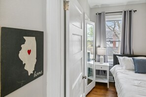 3 Schlafzimmer, Schreibtisch, Bügeleisen/Bügelbrett, Reisekinderbett