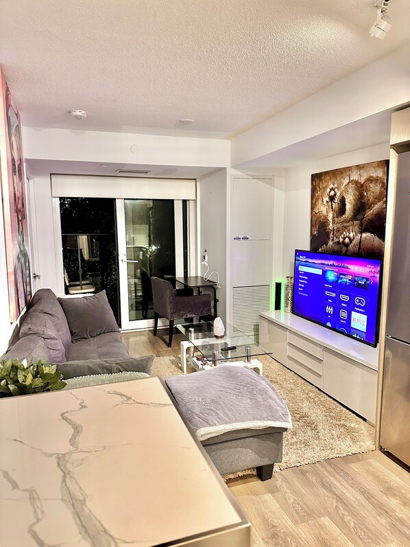 Living area - Lovely 1Br Condo in the heart of downtown Toronto (Toronto)