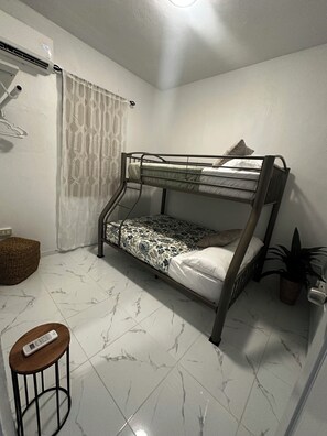2 chambres, fer et planche à repasser, Wi-Fi, draps fournis