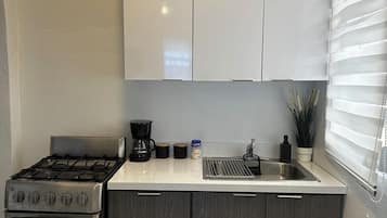 Fridge, microwave, oven, coffee/tea maker