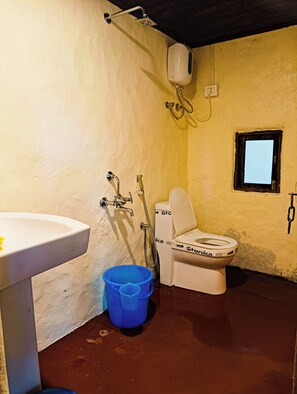 Buồng tắm vòi sen, dép đi trong nhà, khăn tắm, xà phòng 