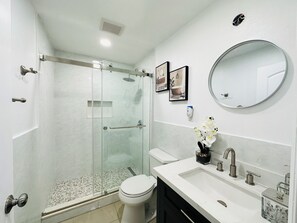 Dusche, Haartrockner, Handtücher, Seife