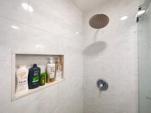Dusj, hårføner, håndklær og såpe