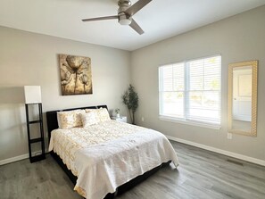 7 chambres, bureau, fer et planche à repasser, lit parapluie