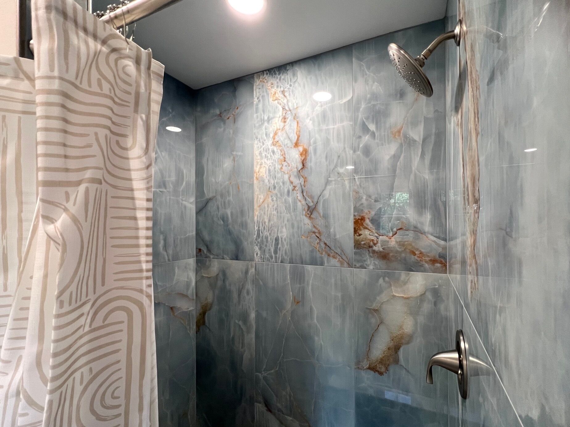 Douche, sèche-cheveux, serviettes fournies, savon