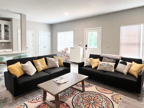 TV connectée, cheminée, baby-foot, livres