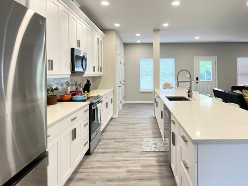 8 Miles to Busch Gardens/Spacious Family Getaway/ 7Bedroom/3 masters /5 Bath