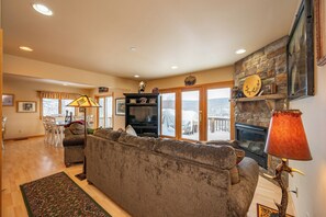 Smart TV, fireplace, DVD player - New! Scenic Lake Escape Minutes from the Slopes (Oakland)