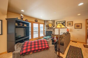 Smart TV, fireplace, DVD player - New! Scenic Lake Escape Minutes from the Slopes (Oakland)