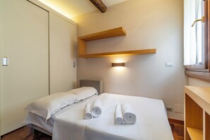 1 habitación, tabla de planchar con plancha, wifi y ropa de cama