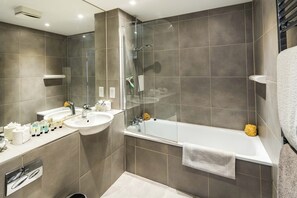 Classic Apartment, Balcony | Bathroom - Shiny and Comfy stay with Underground links nearby! (London)