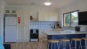 Een koelkast, een microgolfoven, een oven, een vaatwasser