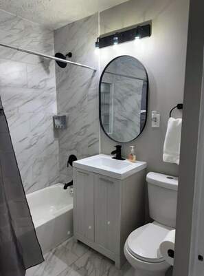 Secadora de cabello, toallas, jabón, papel de baño