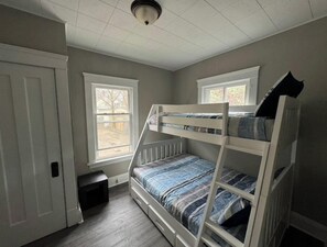 3 bedrooms, desk, iron/ironing board, free WiFi - Shaker Ohio contemporary home!

 (Cleveland)