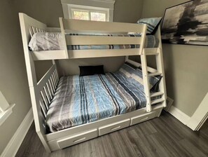 3 habitaciones, escritorio, tabla de planchar con plancha y wifi gratis