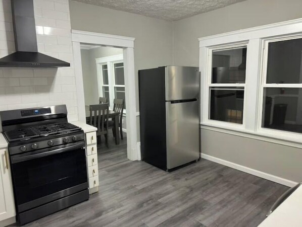 Refrigerador, microondas, horno y lavavajillas