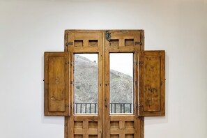 Loft, vista a la montaña | 1 habitación, escritorio, tabla de planchar con plancha y wifi gratis