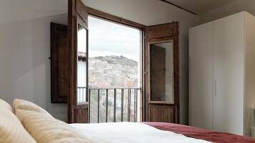 Loft, vista a la montaña | 1 habitación, escritorio, tabla de planchar con plancha y wifi gratis