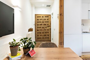 Loft, vista a la montaña | 1 habitación, escritorio, tabla de planchar con plancha y wifi gratis