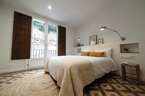 Loft, balcón, vistas a la ciudad | 1 dormitorio, escritorio, tabla de planchar con plancha y wifi gratis