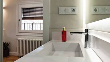 Loft, vistes a la muntanya | Bany | Dutxa, assecador de cabells, sabatilles i tovalloles