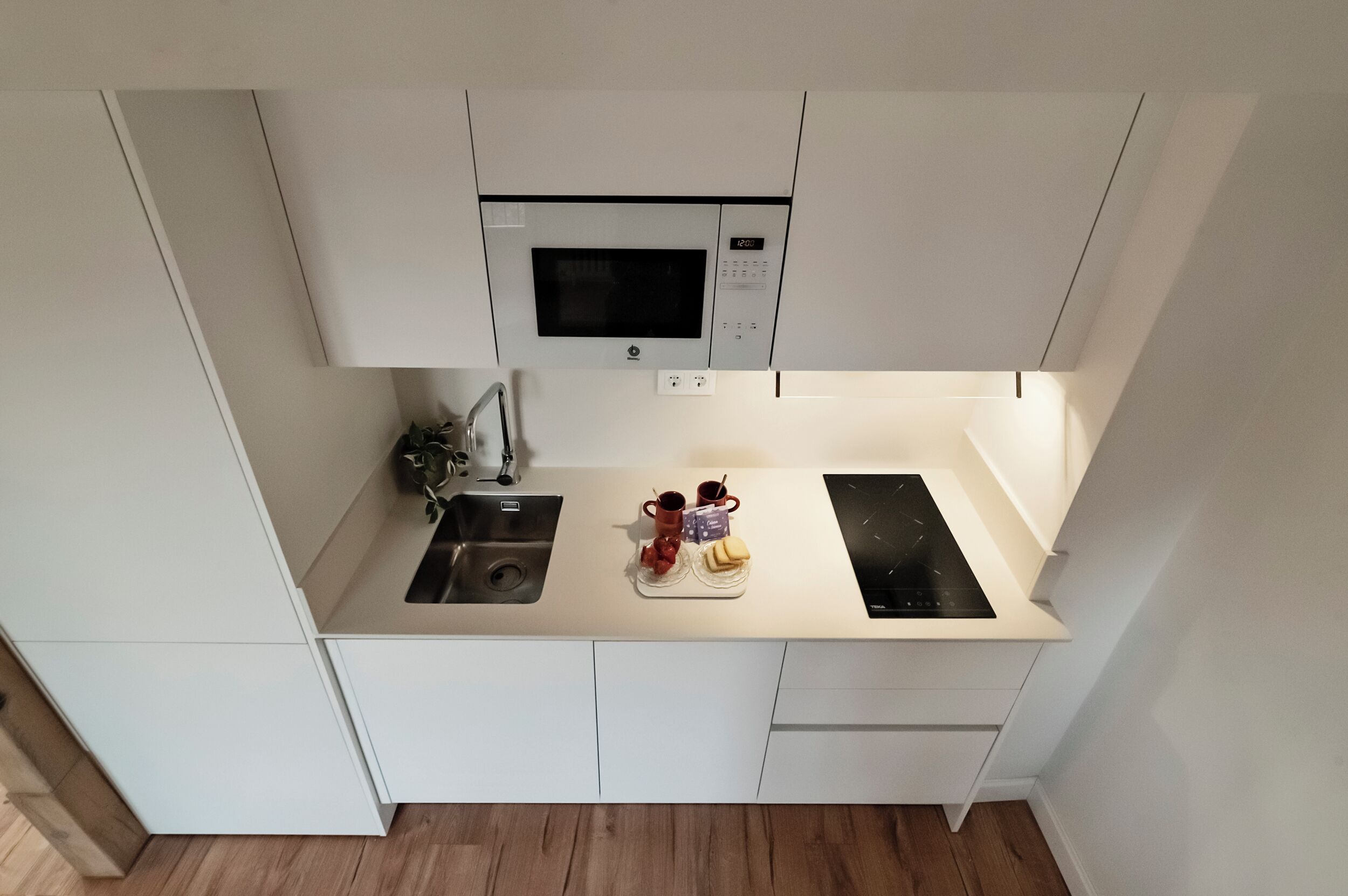 Loft, vista a la montaña | Cocina privada | Refrigerador, microondas y utensilios de cocina 