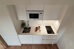 Loft, vista a la montaña | Cocina privada | Refrigerador, microondas y utensilios de cocina