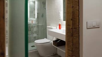 Loft | Baño | Ducha, secador de pelo, zapatillas y toallas