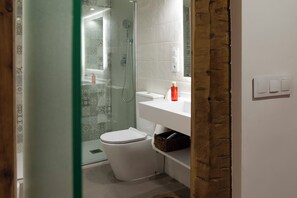 Loft | Bathroom | Shower, hair dryer, slippers, towels - La Casa del Orfebre (Cuenca)