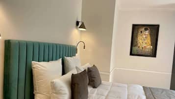 2 bedrooms, iron/ironing board, internet, bed sheets