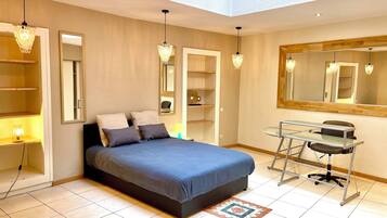 4 bedrooms, iron/ironing board, WiFi, bed sheets