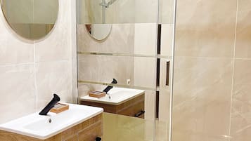 Dusch, hÄrtork, handdukar och toalettpapper